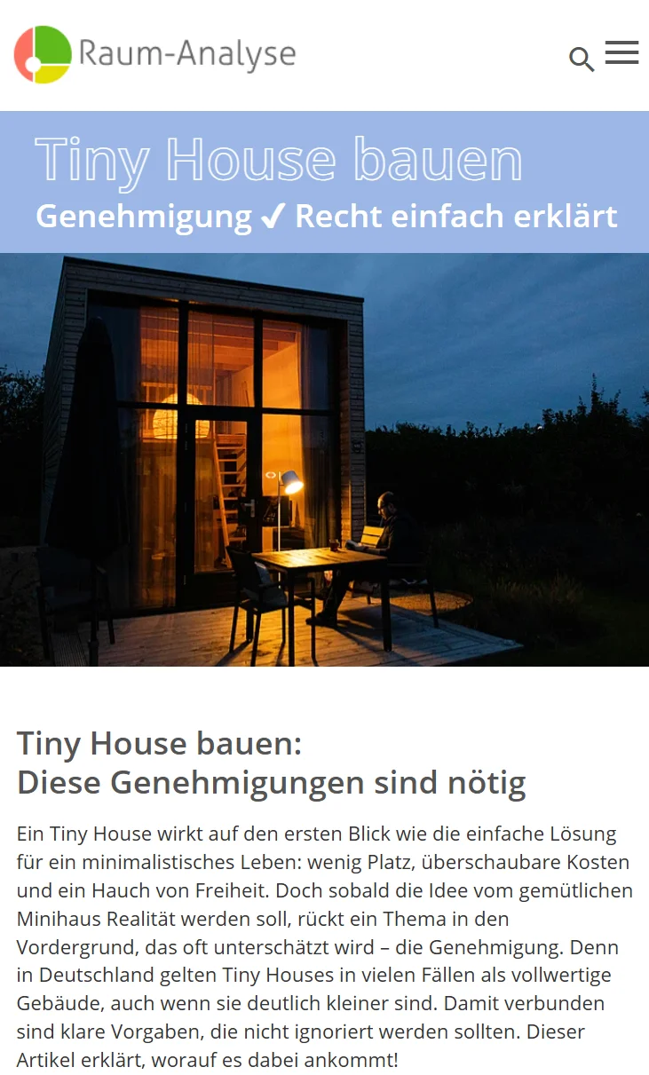 Beispielseite auf raum-analyse.de: der Beitrag „Tiny House bauen – Genehmigung einfach erklärt“ mit eigenem Titelband, großformatigem Aufmacherbild und strukturiertem Fließtext.